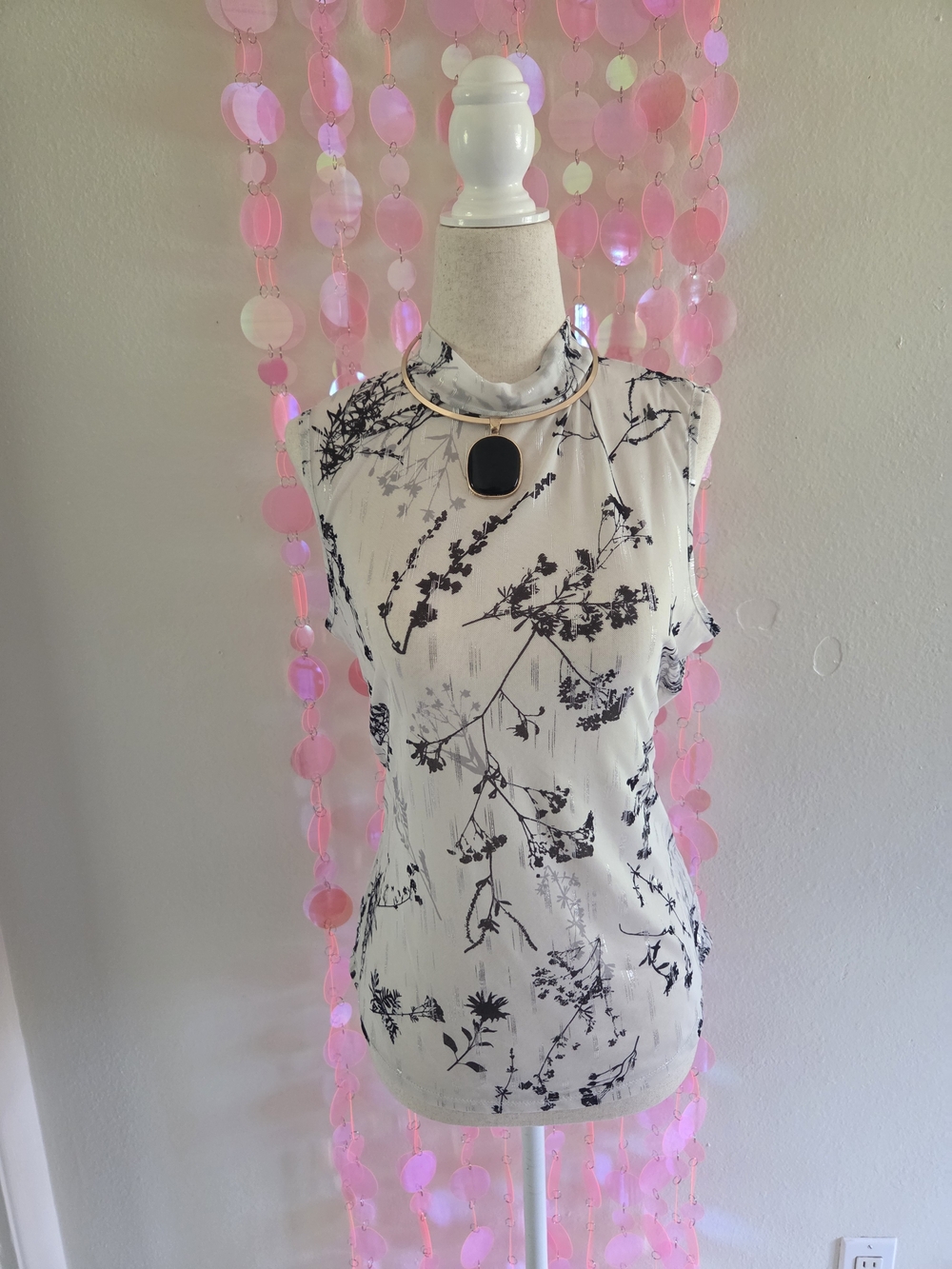 Vince Camuto White Sleeveless Floral Mock Neck Tank